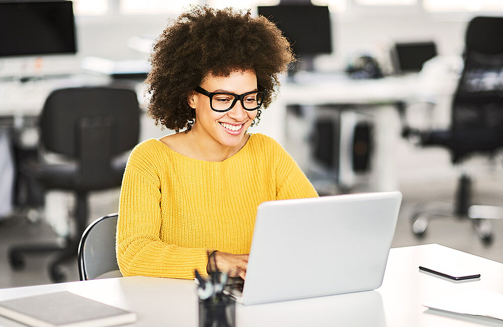 Nuestros cursos están óptimamente orientados al éxito del aprendizaje de sus empleados. La mujer aprende con placer en el ordenador portátil